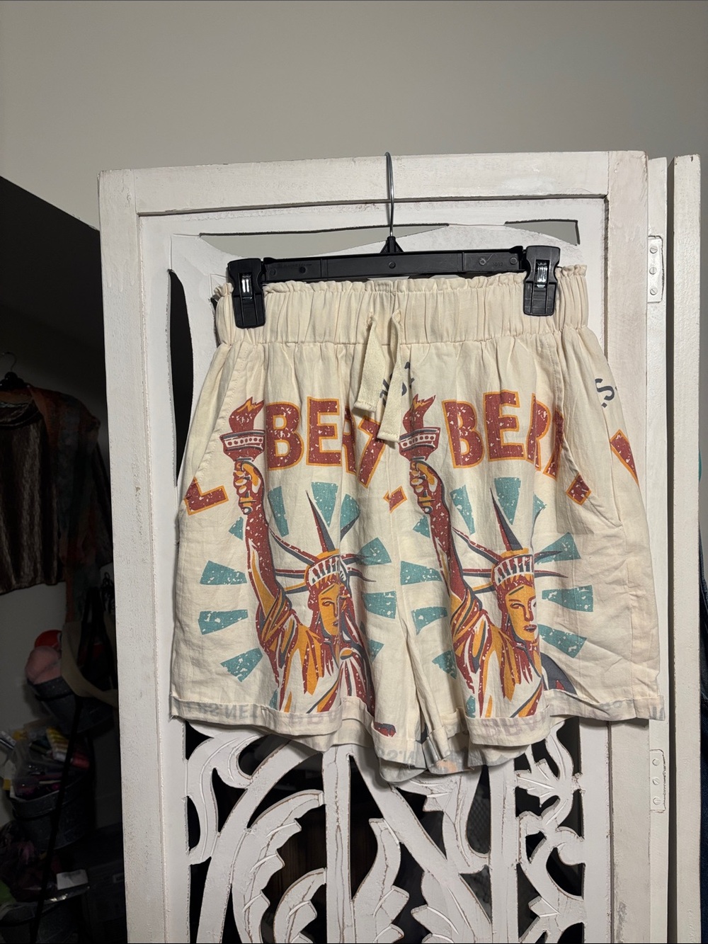 Graphic Statue of Liberty Print Shorts - Beige